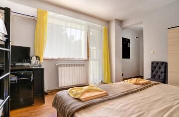 Фото номера Четырехместный номер с балконом Гостевой дом Guest House Slunchev Cviat г. Цигов-Чарк 2