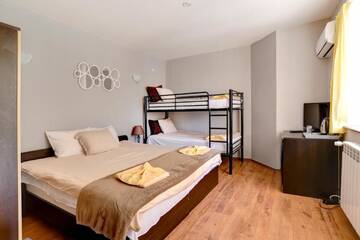 Фото номера Четырехместный номер с балконом Гостевой дом Guest House Slunchev Cviat г. Цигов-Чарк 3