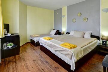 Фото номера Трехместный номер с балконом Гостевой дом Guest House Slunchev Cviat г. Цигов-Чарк 2
