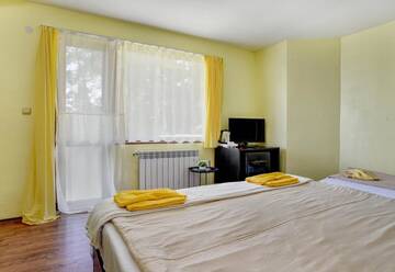 Фото номера Трехместный номер с балконом Гостевой дом Guest House Slunchev Cviat г. Цигов-Чарк 3
