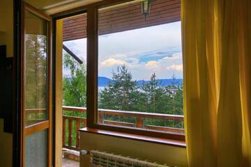 Фото номера Трехместный номер с балконом Гостевой дом Guest House Slunchev Cviat г. Цигов-Чарк 4