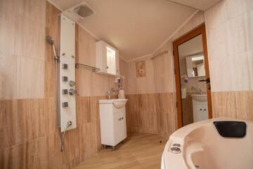 Фото номера Junior Suite with Double jacuzzi and Balcony with Lake View Гостевой дом Sweet Life Family Hotel г. Цигов-Чарк 4