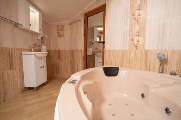 Фото номера Junior Suite with Double jacuzzi and Balcony with Lake View Гостевой дом Sweet Life Family Hotel г. Цигов-Чарк 16