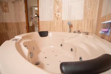 Фото номера Junior Suite with Double jacuzzi and Balcony with Lake View Гостевой дом Sweet Life Family Hotel г. Цигов-Чарк 3